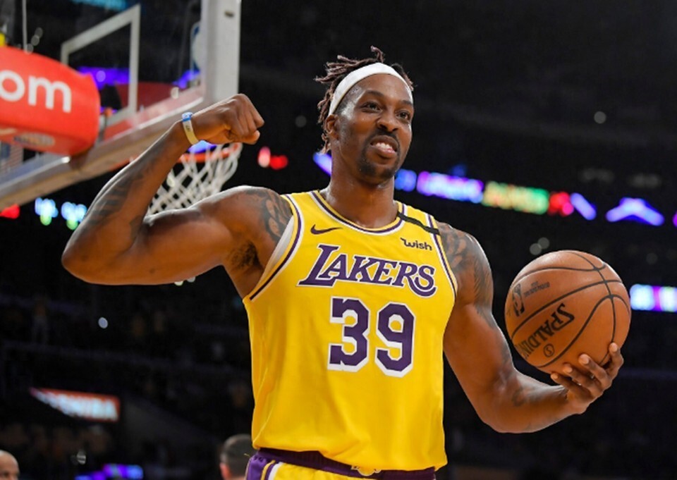 表现不俗！德里克·怀特全场14投7中得19分5板6助 正负值+19（德里克·怀特高效发挥：14投7中砍下19分5板6助，正负值+19）