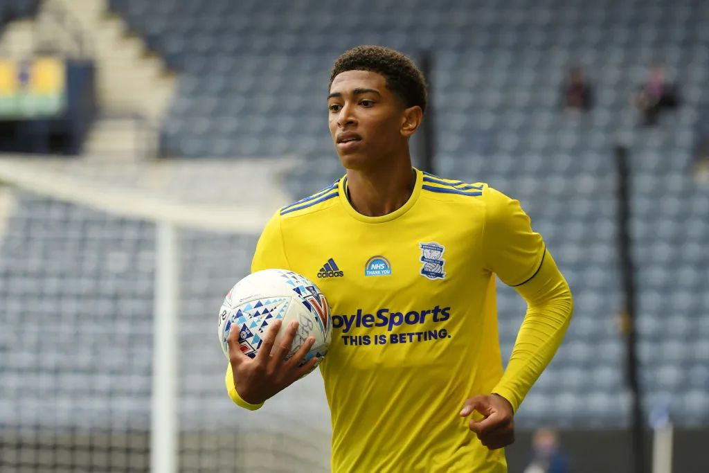 不靠星二代光环，小佩顿是如何拿到2800万合同的？（摆脱“星二代”标签，小佩顿如何拿下2800万合同？）