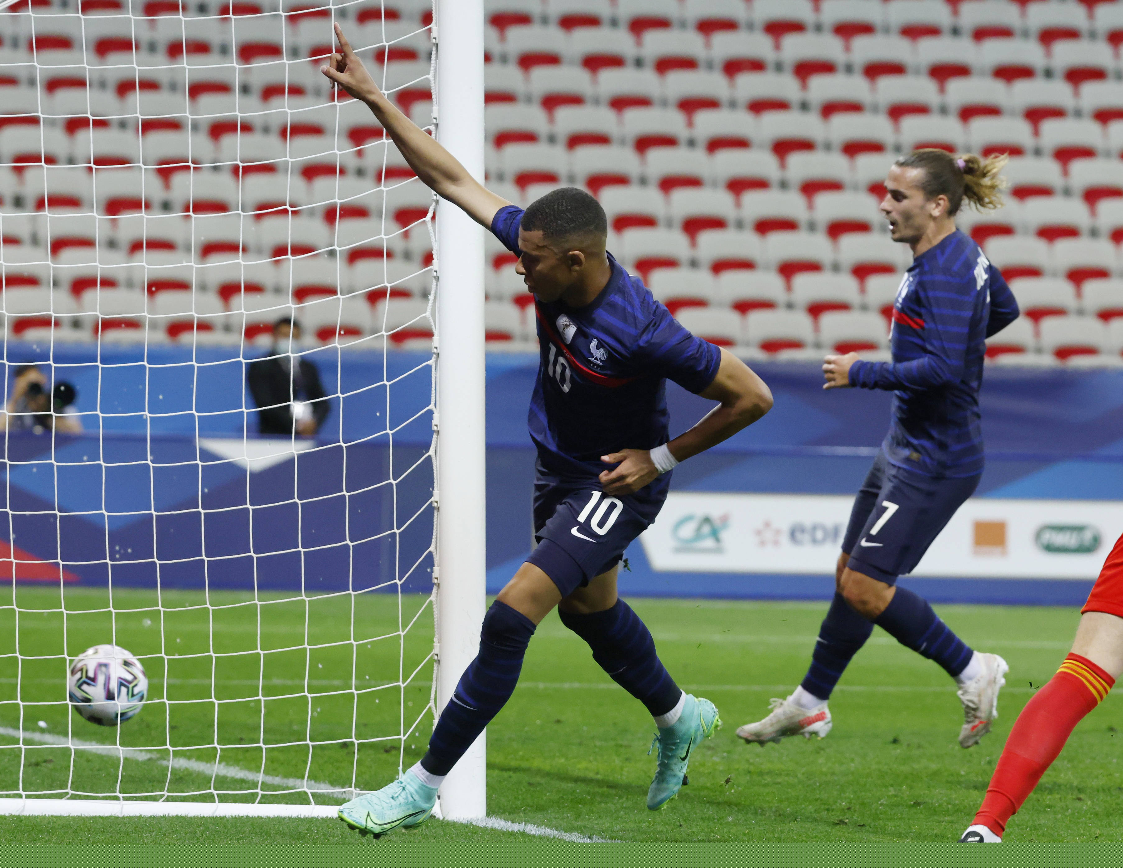 亚马尔：世界杯西班牙会夺冠吗？是的；我最听我妈妈的话（亚马尔：西班牙会拿下世界杯？会的；我最听妈妈的话）