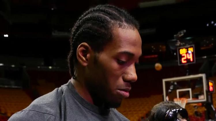 这动作太脏了！多尔特篮下偷袭肘击文班 后者被瞬间击倒在地（多尔特篮下暗算肘击文班 文班瞬间倒地）