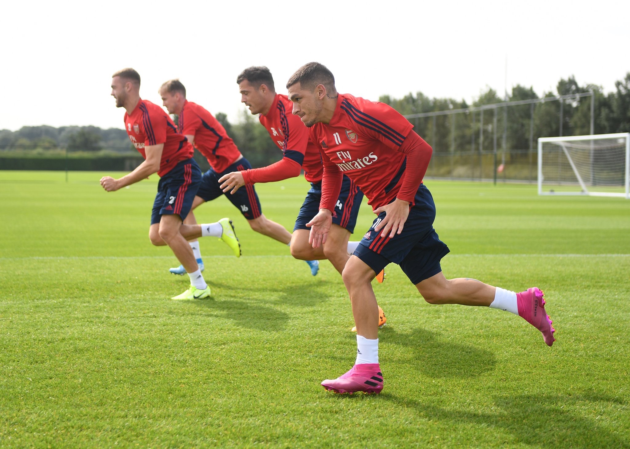 曼联续约卡塞米罗周薪或砍六成，沙特虎视眈眈（曼联拟与卡塞米罗续约，周薪或降六成，沙特球队伺机出手）