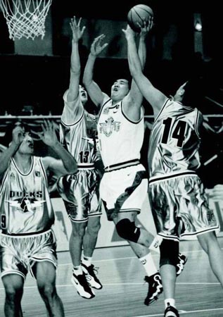 足球报：国安五夺足协杯冠军，憋屈半年终于可以痛快一回（足球报：国安五度捧起足协杯，半年的憋屈总算一吐为快）