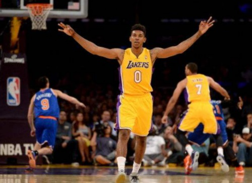 英超争冠白热化！阿森纳2分优势领跑，曼城维拉连胜紧追（英超夺冠大战升温：阿森纳凭2分占先，曼城、维拉连胜施压）