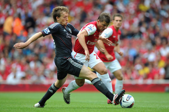 老将关键铲断救险，成全场转折点（老将神勇铲断化险，成为比赛拐点）