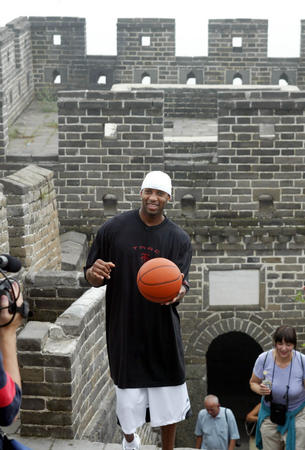 米兰官方欢迎里贝里造访米兰内洛，并发布其与迈尼昂合影（米兰官方晒照：里贝里到访米兰内洛，与迈尼昂合影）