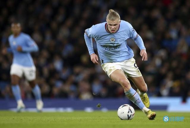 越打越好！梅尔顿三分未中 但随后就地完成抢断打进滑翔2+1（越战越勇！梅尔顿三分打铁后就地抢断滑翔完成2+1）